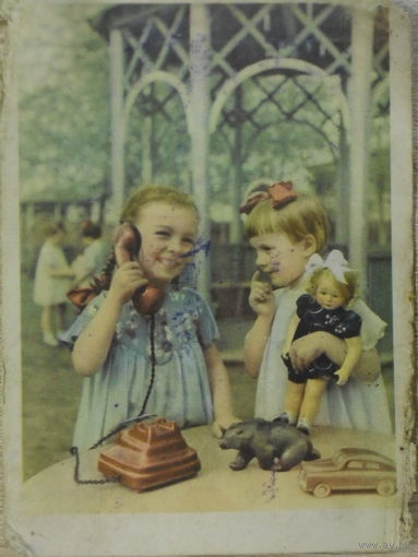 ПОДПИСАННАЯ ОТКРЫТКА СССР. ИНТЕРЕСНЫЙ РАЗГОВОР. фото. Я. БЕРЛИНЕРА.1956 год.