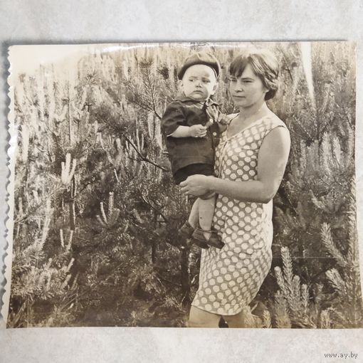 Фотография. История СССР в лицах. Молодая мама с сыном на руках. Винтаж.