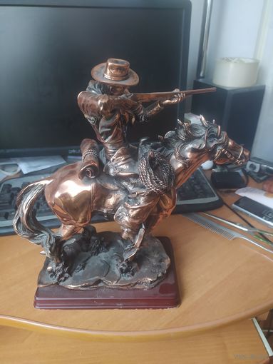 Статуэтка ковбой с ружьём .