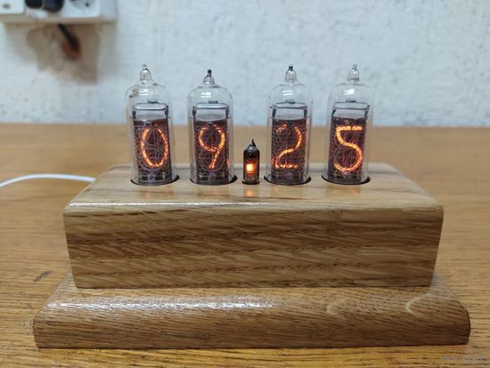 Часы настольные на газоразрядных индикаторах ИН-14
