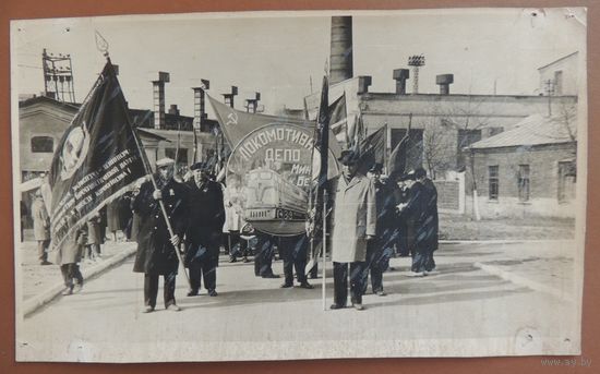 Фото большое "Перед выходом на демонстрацию. Локомотивное депо", г. Минск, БелЖД, к.1950- нач.1960-х гг.
