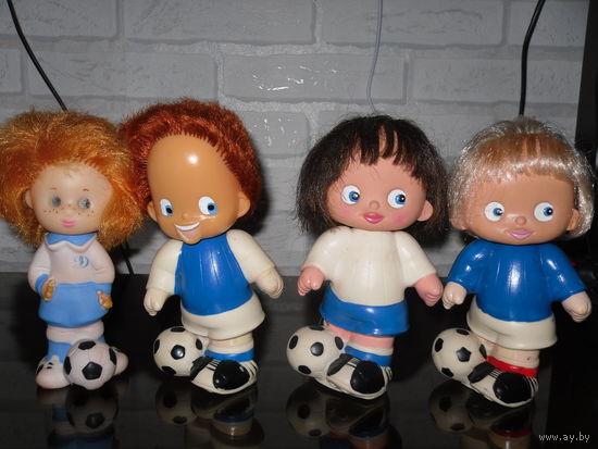 Игрушки футболисты.