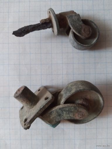 Старинные бронзовые колёсики.
