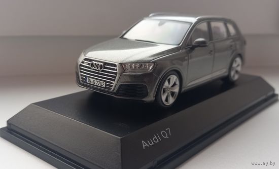 Модель Audi Q7 2015