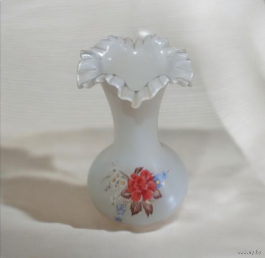 Ваза Чехословакия,  фестончатый край, молочное стекло