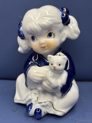 Статуэтка фарфор девочка с котиком