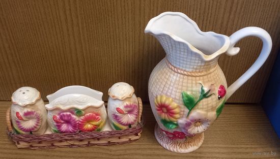 Кувшин ,солонки,салфетница.