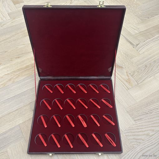 Футляр НБ РБ для монет на 24 ячейки диаметром 45 мм. (размер 35/33 см)