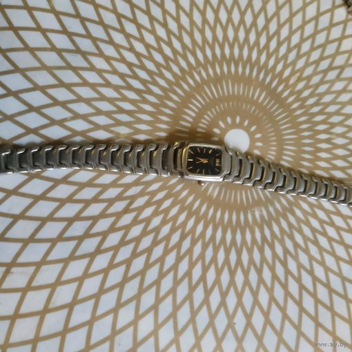 Часы наручные с браслетом CHRISTIAN DIOR , тикают. Состояние на скане.