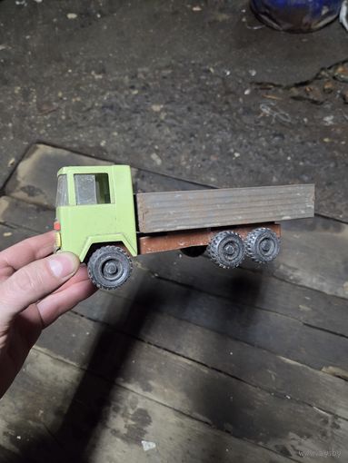 Игрушечная машинка