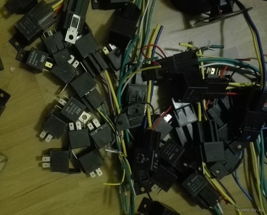 Реле от автосигнализаций. 42 штуки.