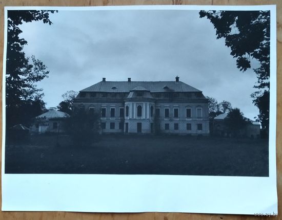 Фото дворца в Святске (Гродненская область). Задний фасад. 1980-е. 18х24 см.