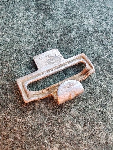 Зацеп поясного ремня под пряжку ГМУ D&C. Алюминий. Вермахт. Оригинал.