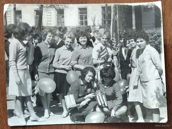 Фото на демонстрации. Флаги Кубы. 1960-е. 9х12 см