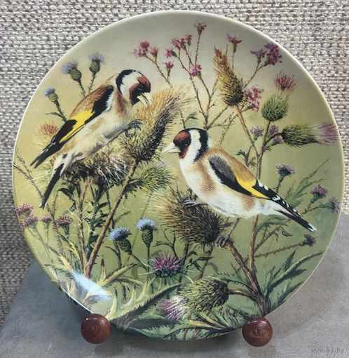 Декоративная настенная тарелка Tirschenreuth Поиск пищи в чертополохе. Из серии Самые красивые портреты птиц Карла-Ганса Бёзе. Германия 1995 год. 19.5 см
