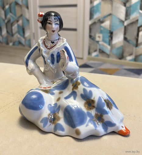 Статуэтка Фарфоровая Цыганка с картами . Полонное