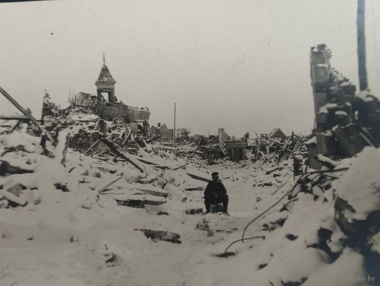 Фото ПМВ .  Боец в разрушенном городе , после обстрела артиллерии. Оригинал!