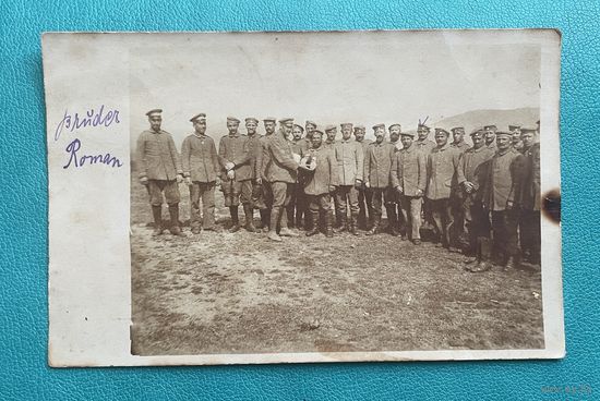 Фотооткрытка 1 Мировая война Немецкие солдаты на позициях / униформа, надпись "Bruder Roman"