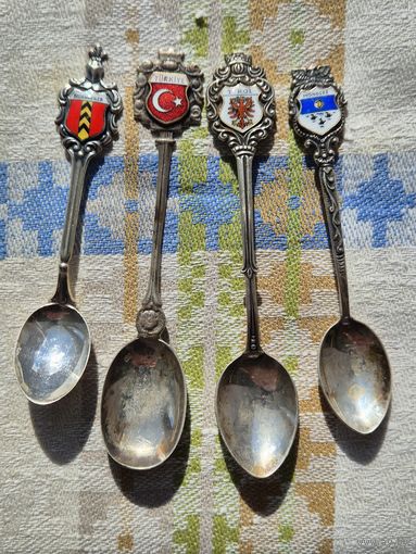 ПОДБОРКА ИЗ 4 СЕРЕБРЯНЫХ КОФЕЙНЫХ ЛОЖЕК, ЕВРОПЕЙСКИЕ ГОРОДА, ЭМАЛЬ ГЕРБ ВЕС 40 ГРАММ