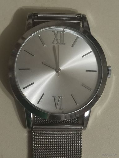 Часы женские  кварцевые и металлический плетеный браслет .