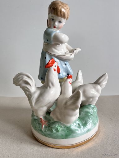 СТАТУЭТКА ФАРФОРОВАЯ "ДЕВОЧКА КОРМИТ КУР". МФФЗ (МИНСК). КРУГЛОЕ КЛЕЙМО. РАННИЙ ВЫПУСК. СМ.ФОТО, ОПИСАНИЕ.