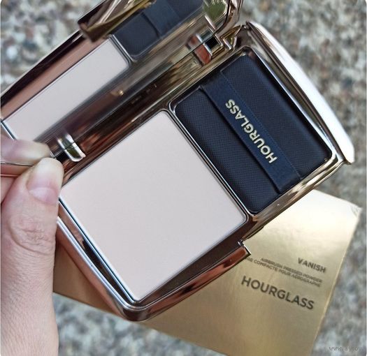 Компактная пудра Hourglass Vanish Airbrush Pressed Powder в оттенке Translucent Light