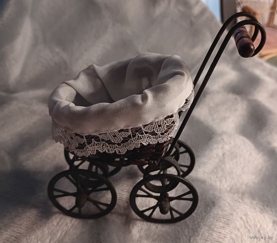 Винтажная миниатюрная кукольная коляска. Испания, 1950-е годы.