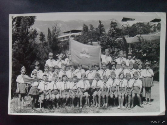 Фото.Пионеры Артековцы на фоне знамени дружины.Заверена печатью.1968 г.