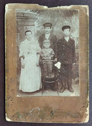 Фото семейное. 1910 г. 8.5х11 см. На паспарту
