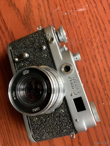 Первая модель "ФЭД-3"-более редкая, 1962-1965,  "уступом". Очень похож ещё на "ФЭД-2".