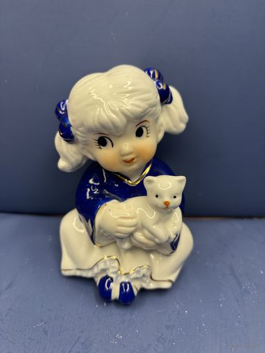 Статуэтка фарфор девочка с котиком