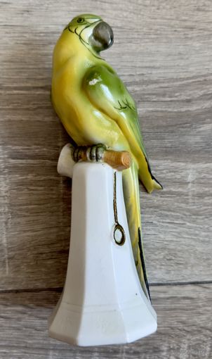 Фарфоровая статуэтка попугай Германия довоенный.