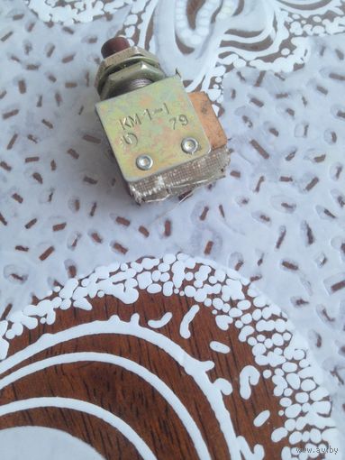 Кнопка малогабаритная однополюсная КМ1-1, непаяная. Есть 15 шт. б/у.