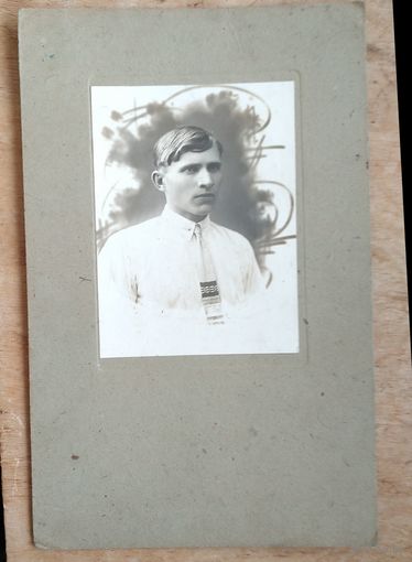 Фото юноши. 1933 г. 9х13 см. На паспарту 18х28 см