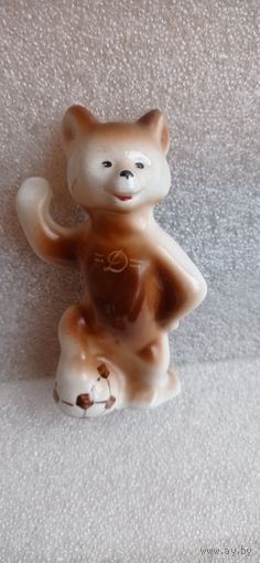 КОЛЛЕКЦИОННАЯ ФАРФОРОВАЯ СТАТУЭТКА МИШКА ОЛИМПИЙСКИЙ ФУТБОЛИСТ  СССР ОРИГИНАЛ  .  Распродажа Коллекции !!! . Экспресс  Аукцион с рубля без МПЦ   .Много лотов в продаже .