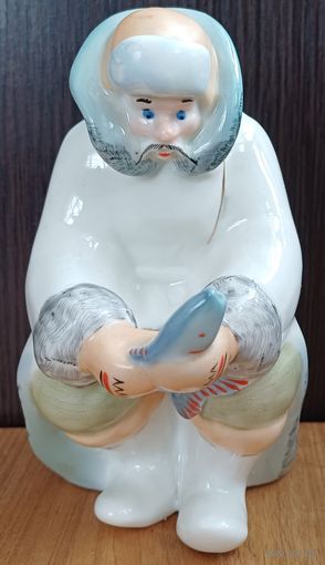 Фарфоровая статуэтка зимняя рыбалка
