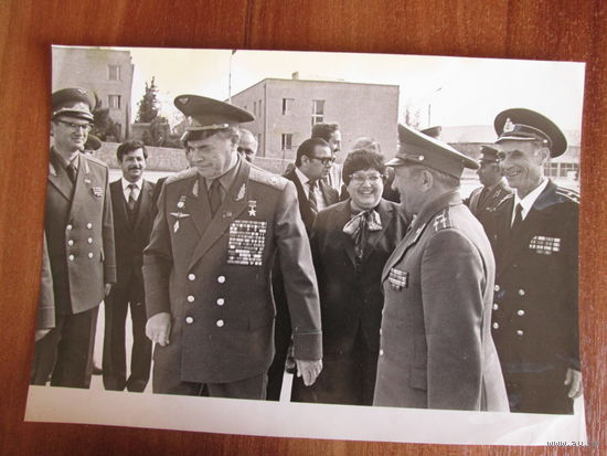 Фото.Посещение Спецшколы им. Дж.Нахичиванского Главным Маршалом авиации П.С.Кутаховым и его подарок школе(самолёт).Город Баку.