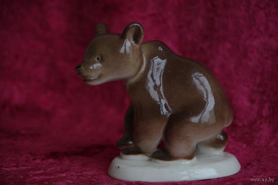 Статуэтка фарфоровая  "  Медведь "  ЛФЗ     ( целая )