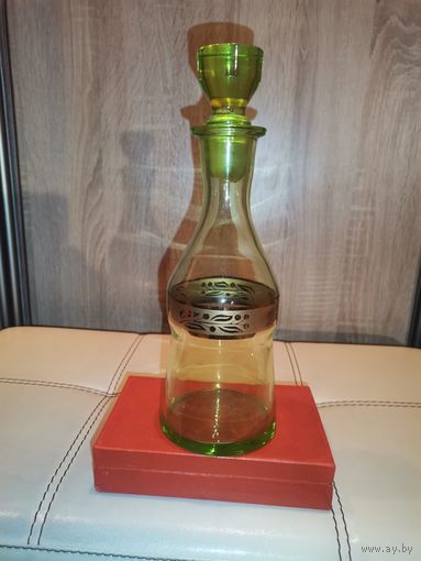 Графин времён СССР, зелёное стекло, высота с пробкой 26 см., без трещин и сколов.