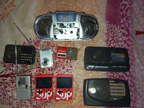 Игровые приставки,радиоприемники( лот)