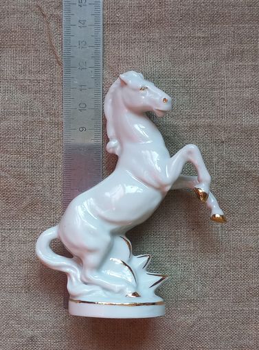 Фарфоровая статуэтка Конь