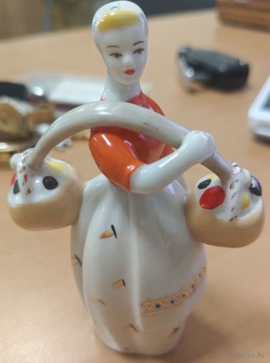 Статуэтка, фарфоровая. Девушка с грибами (Девушка с коромыслом). Автор: Н. Ф. Бобик и Т. Н. Шуляк ЗХК Полонное. 1956-1972 СССР