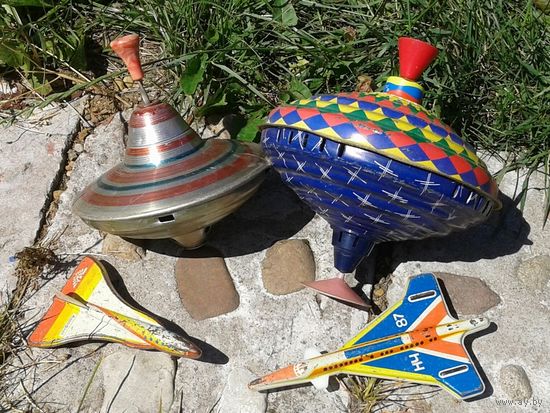 Две жестяные юлы со свистком и два самолёта. Игрушки, СССР. Как есть...