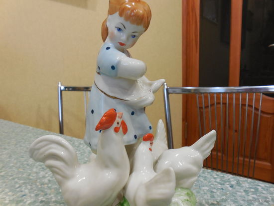 Девочка кормит кур. ФФЗ.Минск
