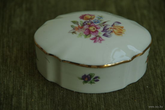 Шкатулка фарфоровая  ( 5,7 см х 7,7 см  , высота 3,5 см )