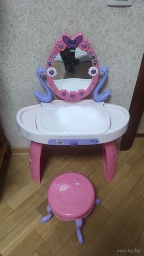 Столик для красоты, зеркало и стул. Очень милый набор, хорошее состояние. Есть еще крышечки для боковушек, но нет одного фиксатора (штырек), можно самим сделать, мы крышки не использовали. Нужно снять