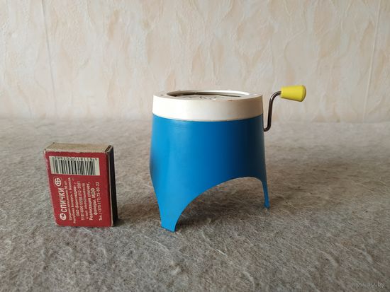 Детская ручная механическая музыкальная игрушка "Шарманка". СССР, вторая половина прошлого века.