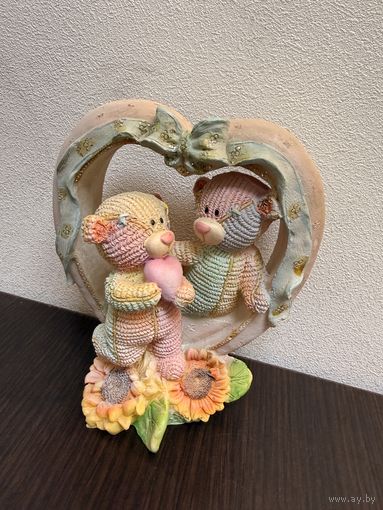 Декоративная статуэтка вязаных мишек Тедди.