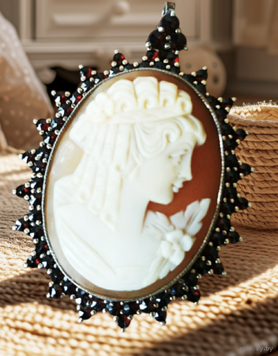 Антикварная брошь - подвеска.Богемские гранаты + ракушечная камея.