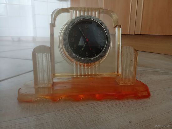 Часы в оргстекле